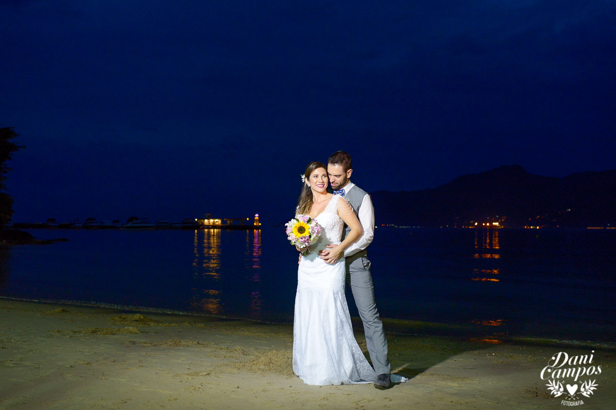 casamento na praia casar de dia fotografia de casamento noiva noivo casamento pé na areia fotografos no litoral dani campos fotografia vestido de noiva