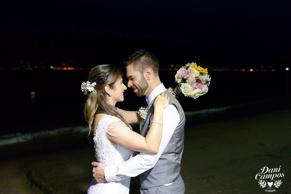 casamento na praia casar de dia fotografia de casamento noiva noivo casamento pé na areia fotografos no litoral dani campos fotografia vestido de noiva