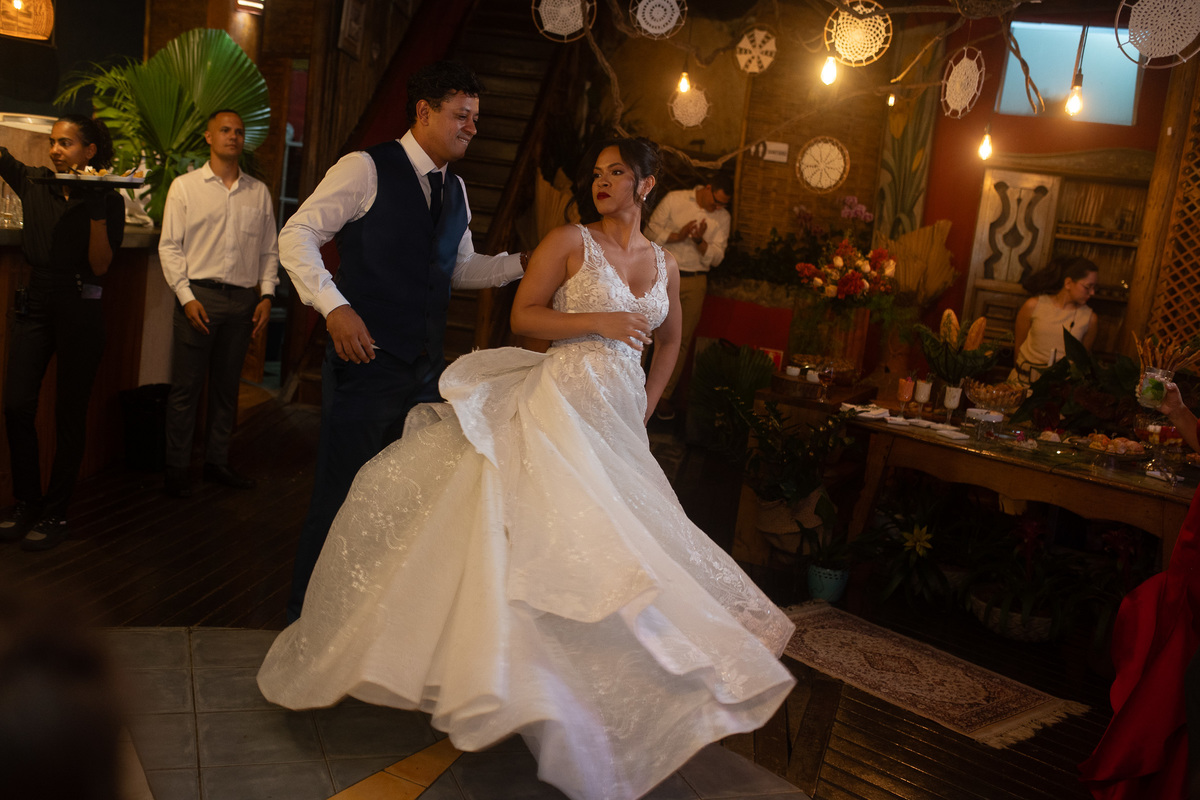 Casar na praia casando na Ilhabela casar de dia fotógrafo de casamento wedding day dia de casar fotógrafo no litoral noiva vestido de noiva madrinhas casamento na praia