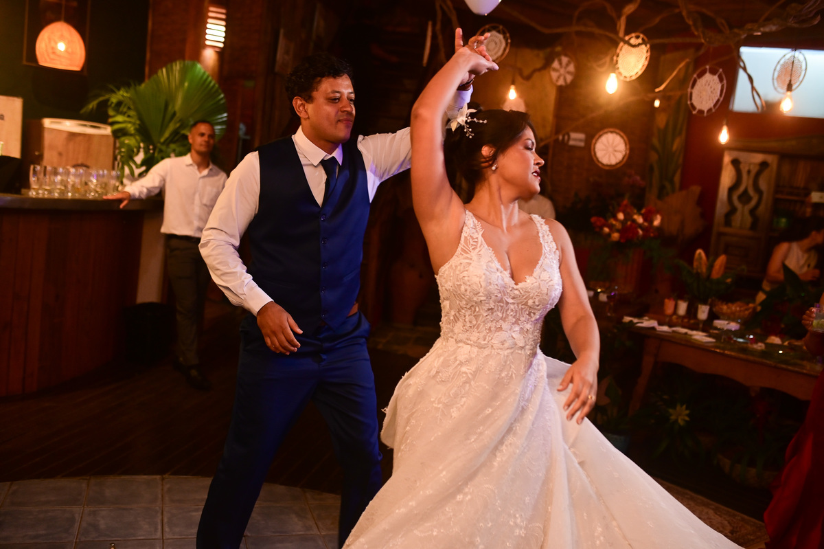 Casar na praia casando na Ilhabela casar de dia fotógrafo de casamento wedding day dia de casar fotógrafo no litoral noiva vestido de noiva madrinhas casamento na praia