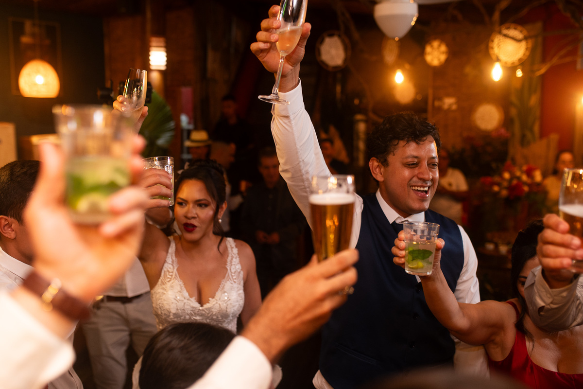 Casar na praia casando na Ilhabela casar de dia fotógrafo de casamento wedding day dia de casar fotógrafo no litoral noiva vestido de noiva madrinhas casamento na praia