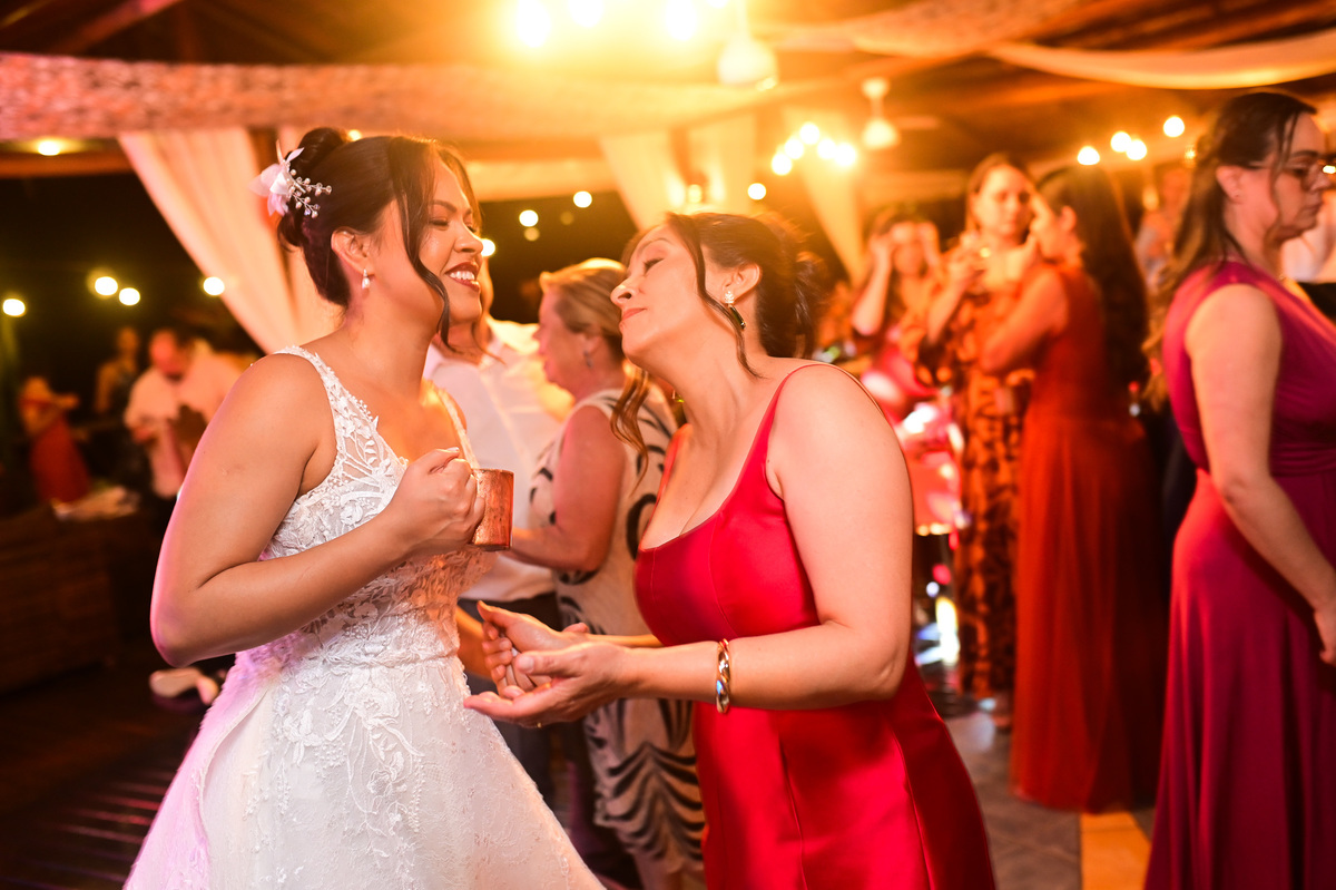 Casar na praia casando na Ilhabela casar de dia fotógrafo de casamento wedding day dia de casar fotógrafo no litoral noiva vestido de noiva madrinhas casamento na praia