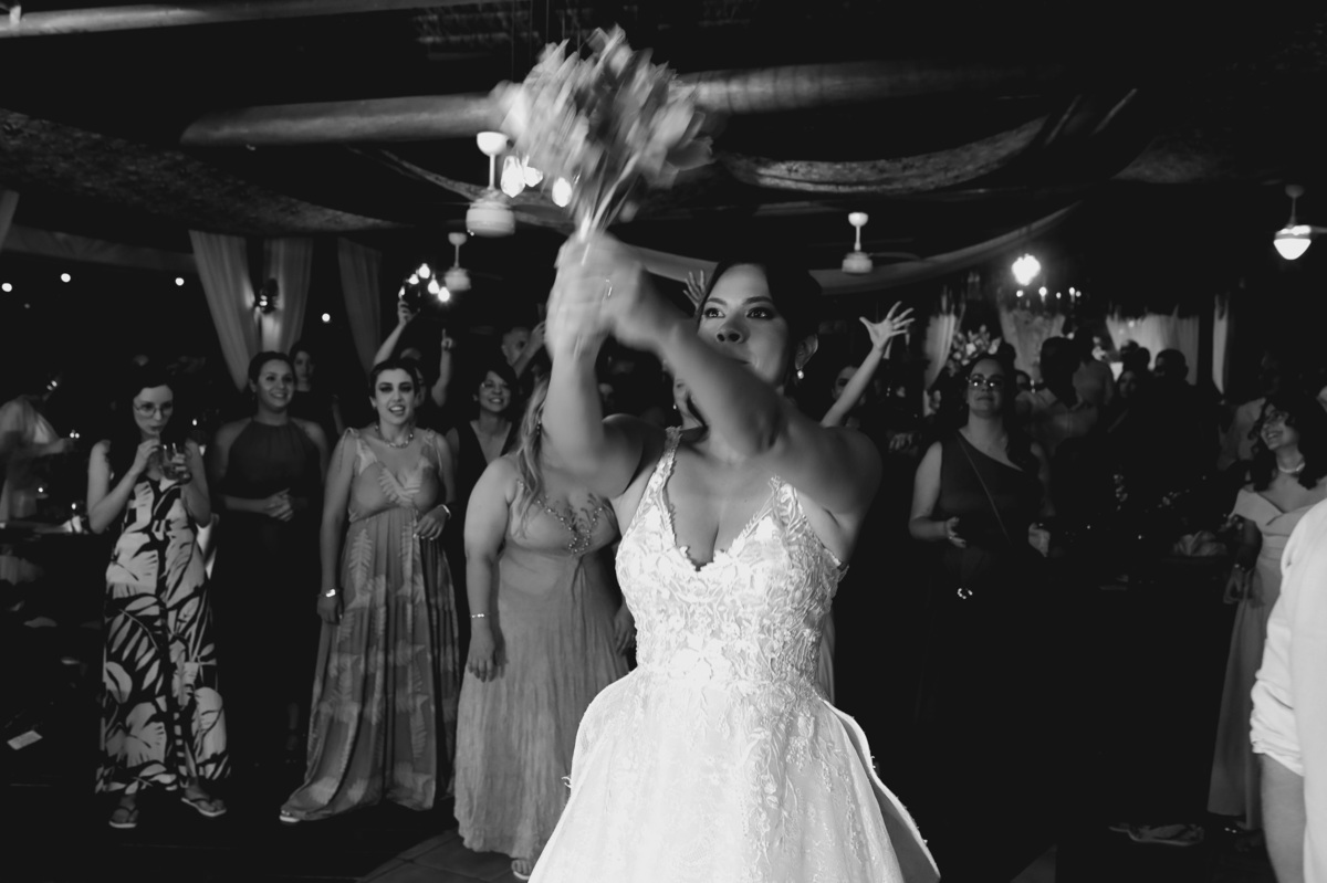 Casar na praia casando na Ilhabela casar de dia fotógrafo de casamento wedding day dia de casar fotógrafo no litoral noiva vestido de noiva madrinhas casamento na praia