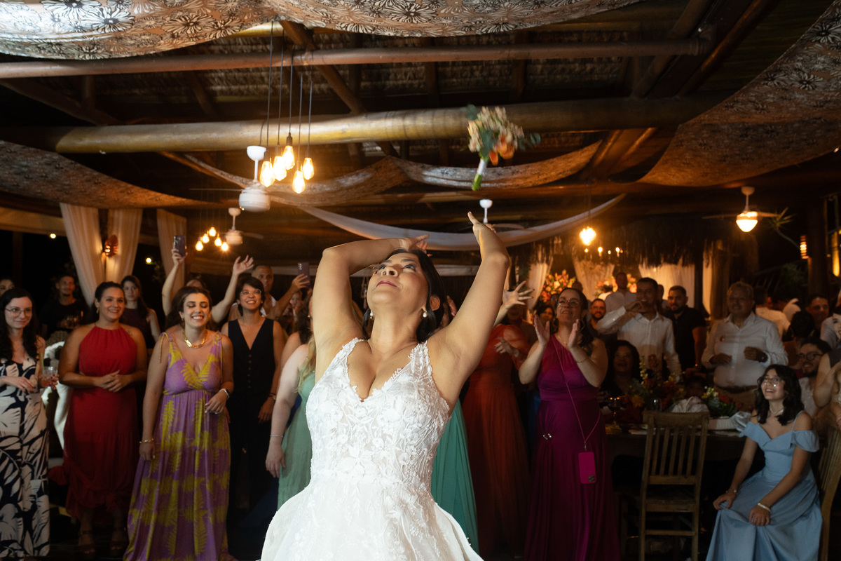 Casar na praia casando na Ilhabela casar de dia fotógrafo de casamento wedding day dia de casar fotógrafo no litoral noiva vestido de noiva madrinhas casamento na praia