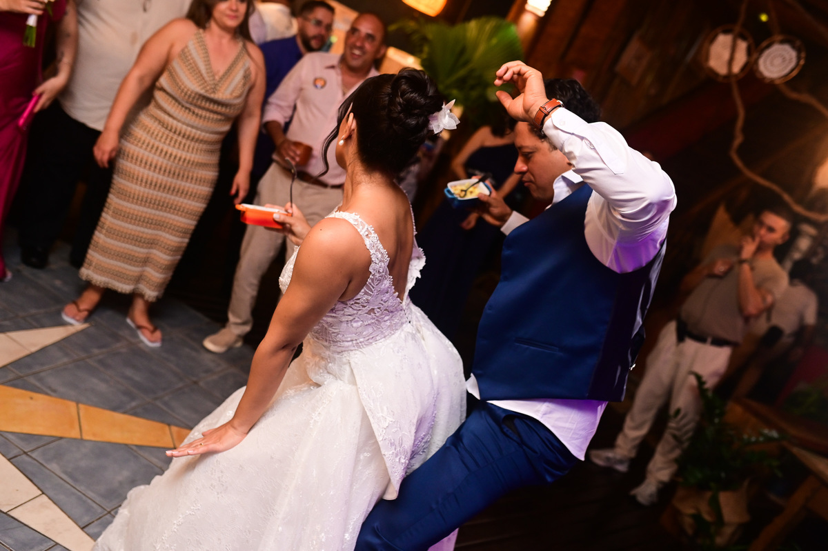Casar na praia casando na Ilhabela casar de dia fotógrafo de casamento wedding day dia de casar fotógrafo no litoral noiva vestido de noiva madrinhas casamento na praia