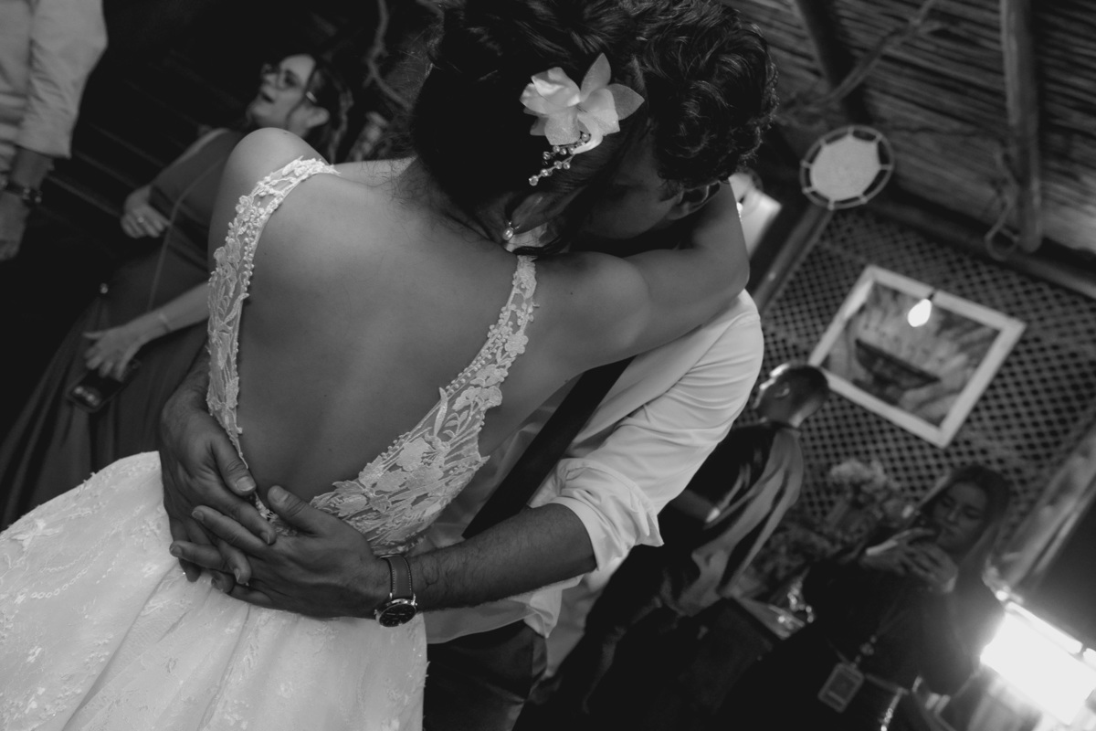 Casar na praia casando na Ilhabela casar de dia fotógrafo de casamento wedding day dia de casar fotógrafo no litoral noiva vestido de noiva madrinhas casamento na praia