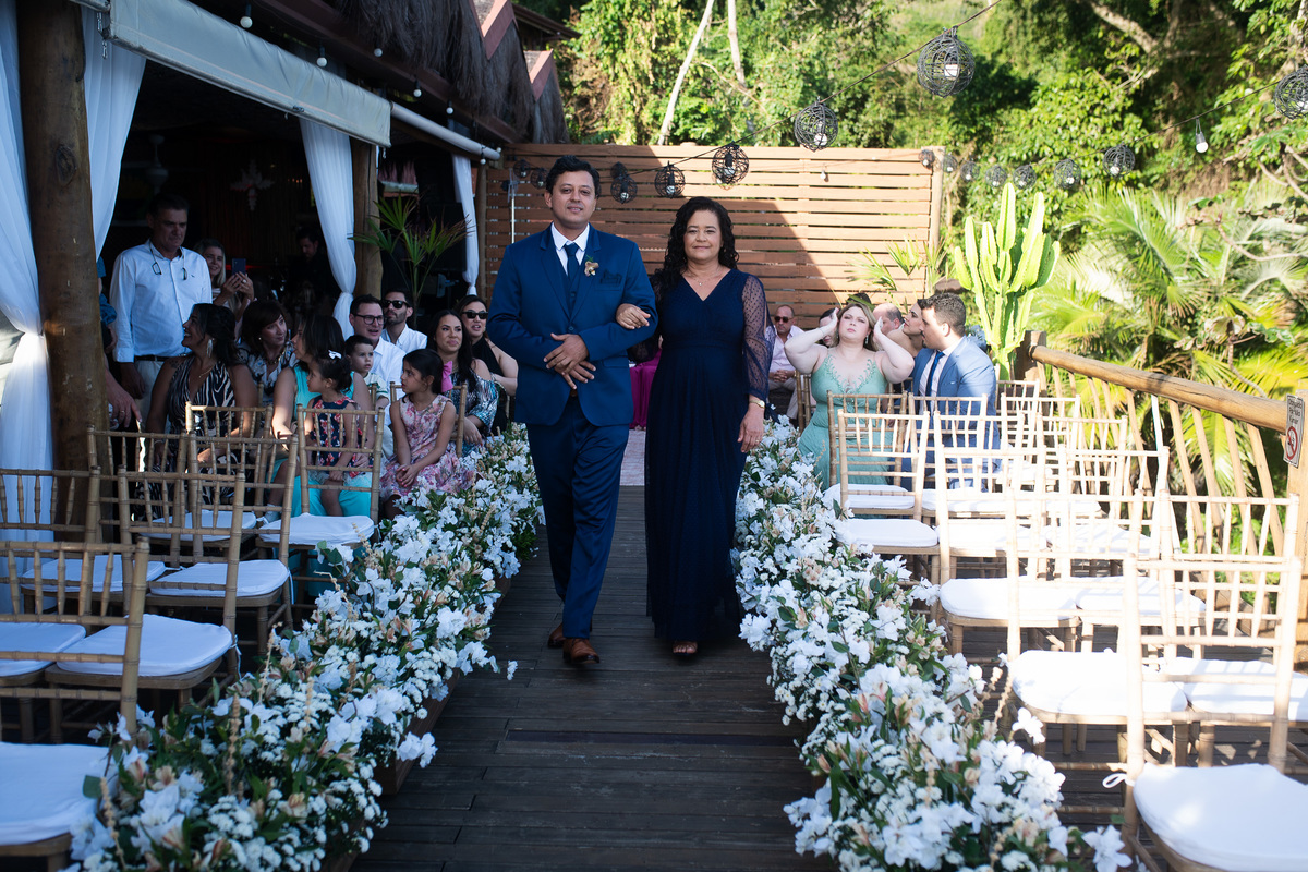 Casar na praia casando na Ilhabela casar de dia fotógrafo de casamento wedding day dia de casar fotógrafo no litoral noiva vestido de noiva madrinhas casamento na praia
