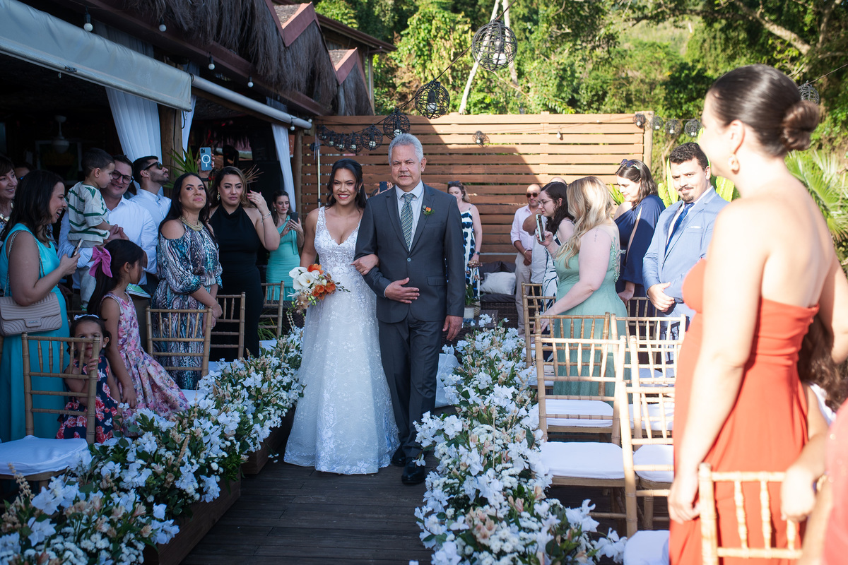 Casar na praia casando na Ilhabela casar de dia fotógrafo de casamento wedding day dia de casar fotógrafo no litoral noiva vestido de noiva madrinhas casamento na praia