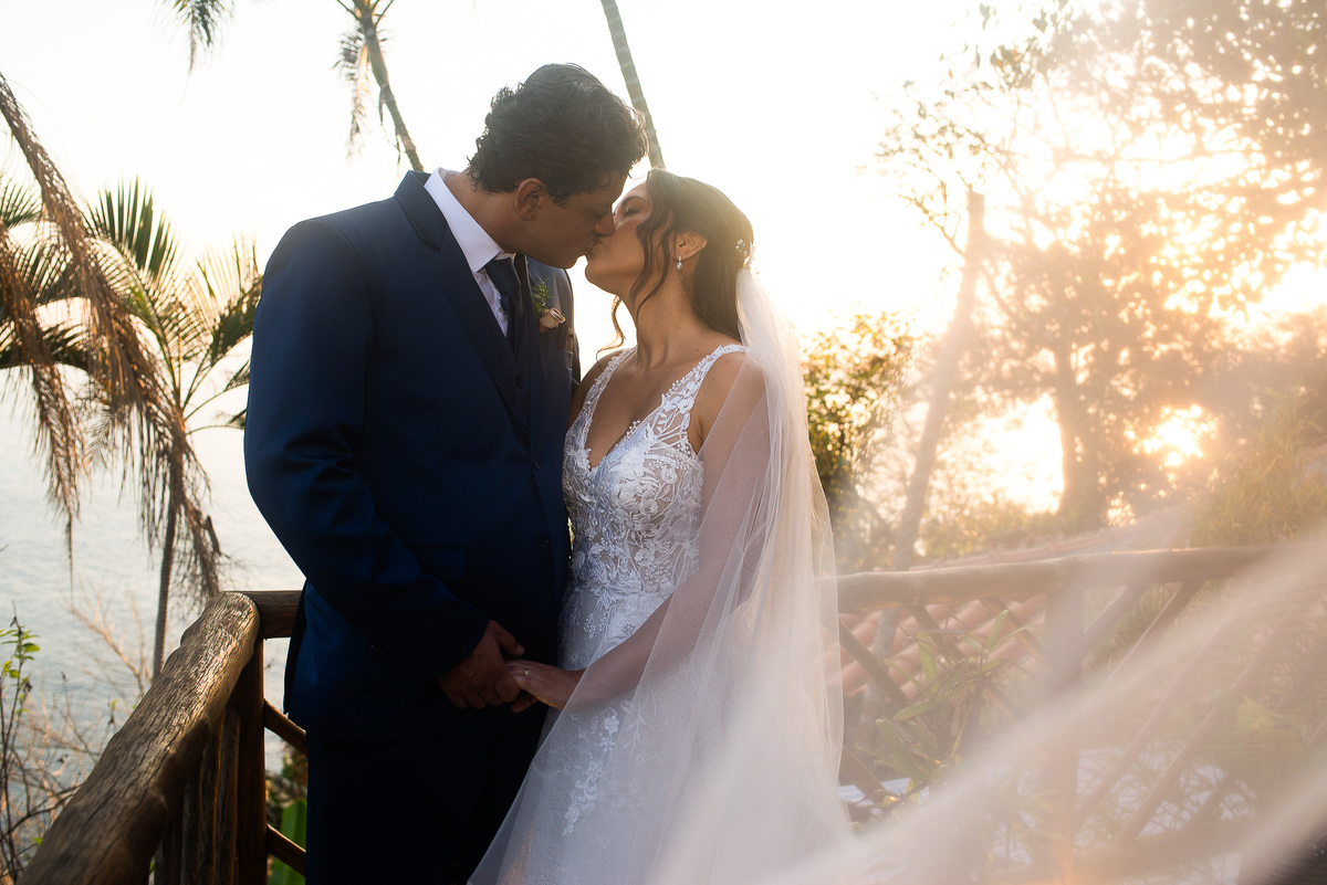 Casar na praia casando na Ilhabela casar de dia fotógrafo de casamento wedding day dia de casar fotógrafo no litoral noiva vestido de noiva madrinhas casamento na praia