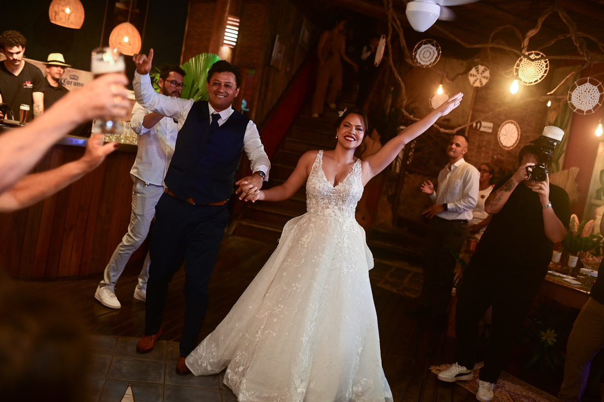 Casar na praia casando na Ilhabela casar de dia fotógrafo de casamento wedding day dia de casar fotógrafo no litoral noiva vestido de noiva madrinhas casamento na praia
