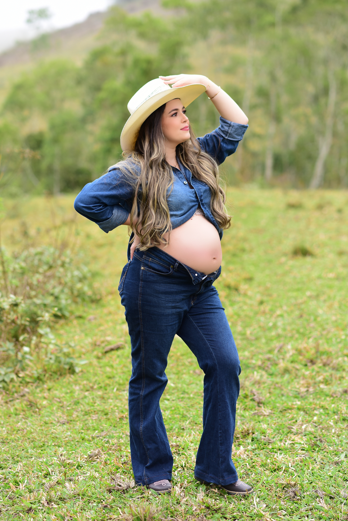 foto gestante gestante no campo fotografos no litoral maternidade gravidez mae de menino fotos no campo 