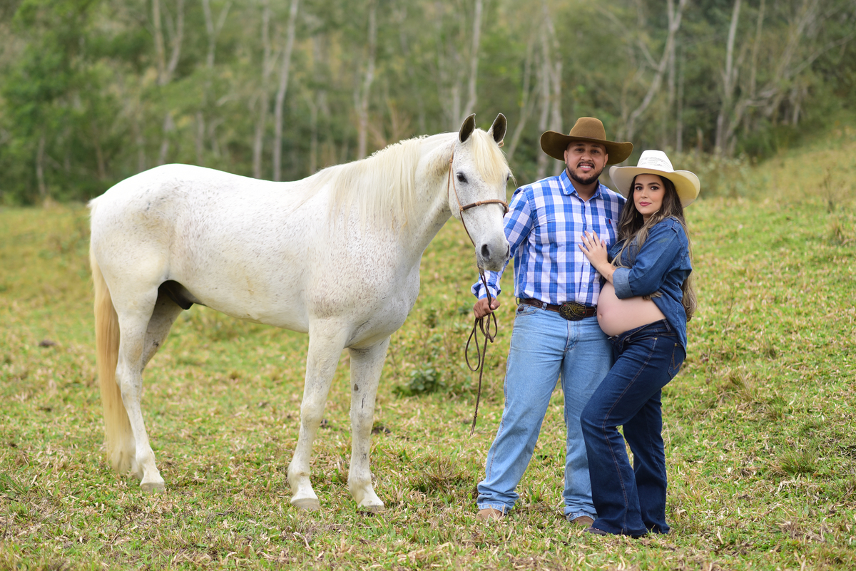 foto gestante gestante no campo fotografos no litoral maternidade gravidez mae de menino fotos no campo 