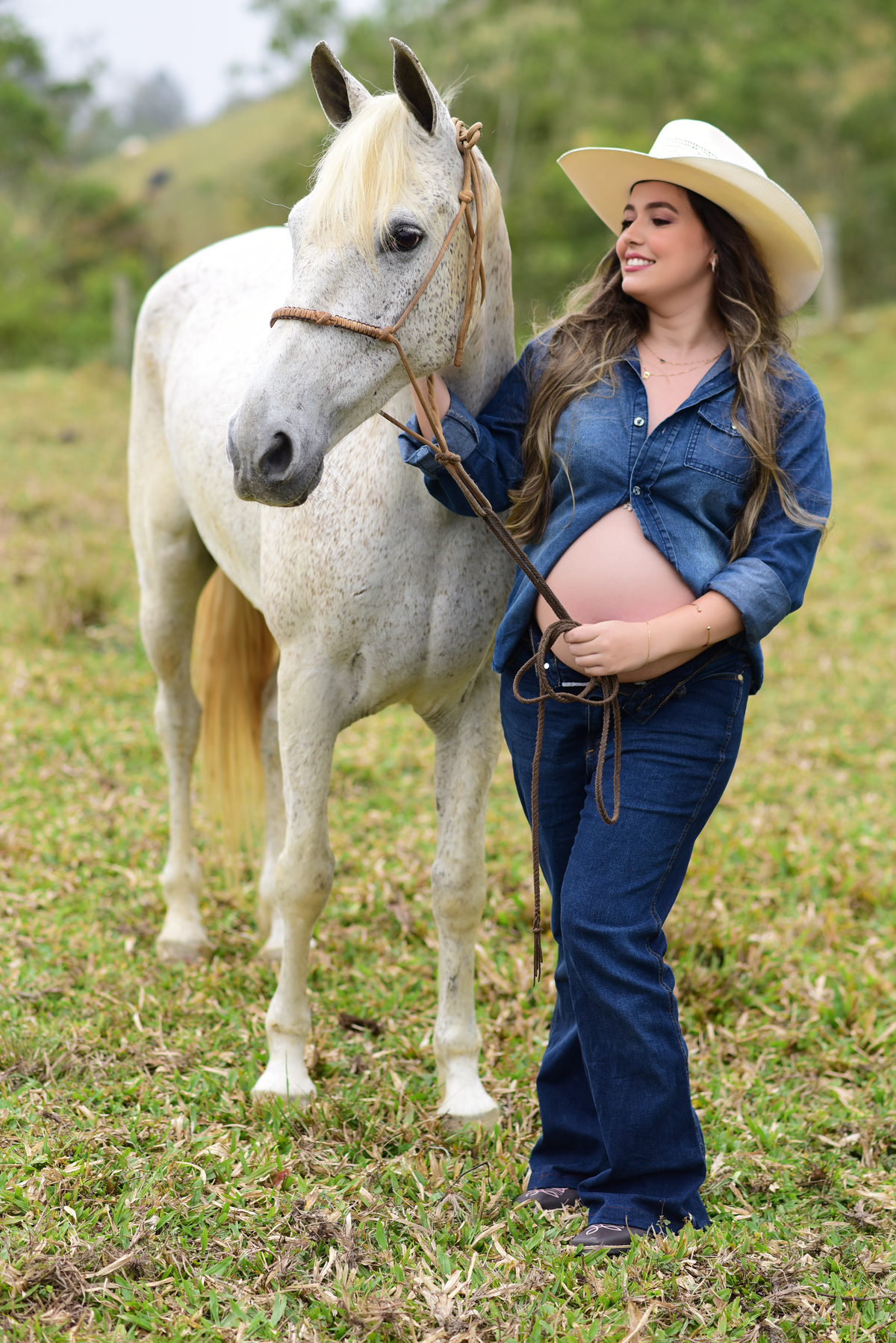 foto gestante gestante no campo fotografos no litoral maternidade gravidez mae de menino fotos no campo 