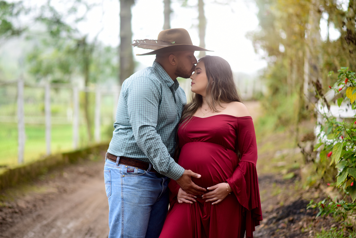 foto gestante gestante no campo fotografos no litoral maternidade gravidez mae de menino fotos no campo 