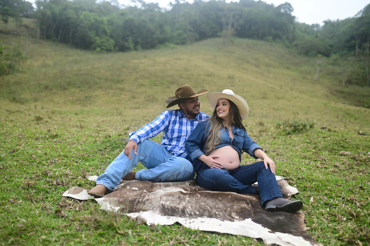 foto gestante gestante no campo fotografos no litoral maternidade gravidez mae de menino fotos no campo 