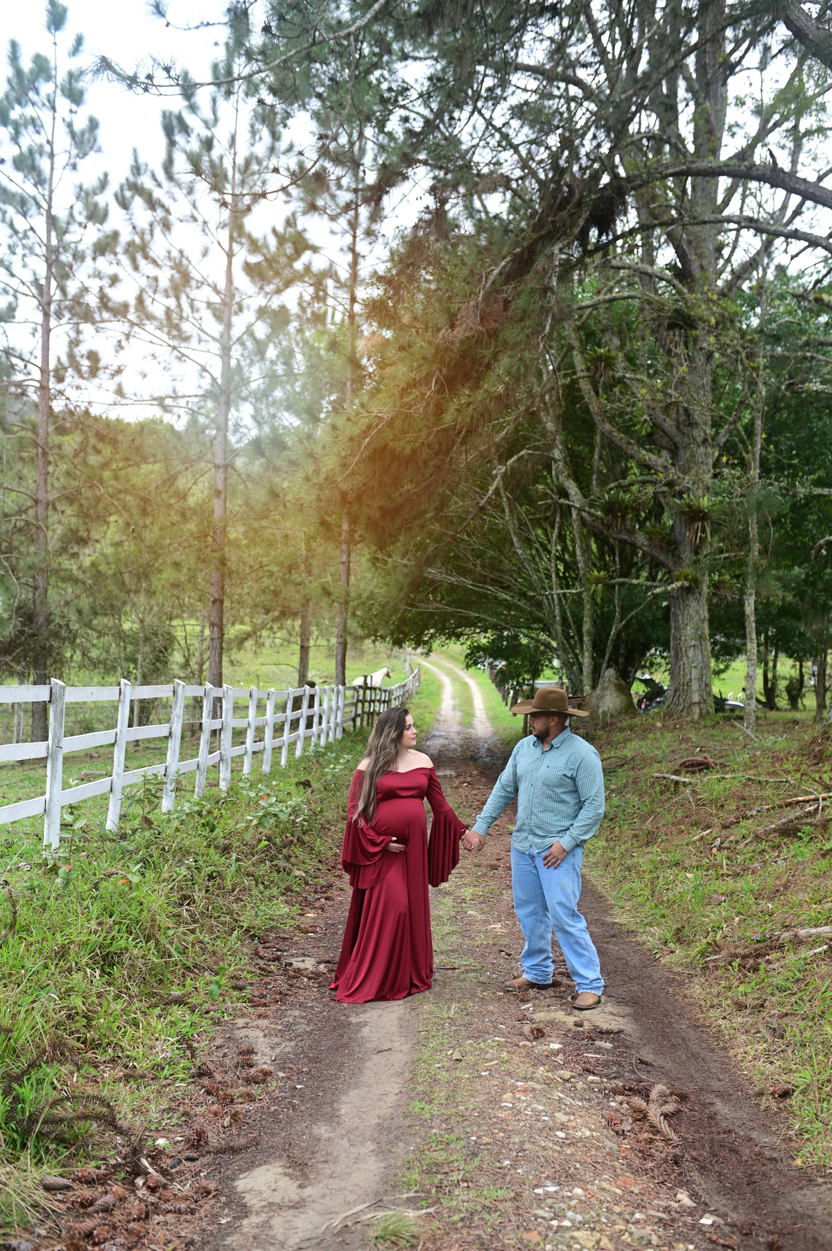 foto gestante gestante no campo fotografos no litoral maternidade gravidez mae de menino fotos no campo 