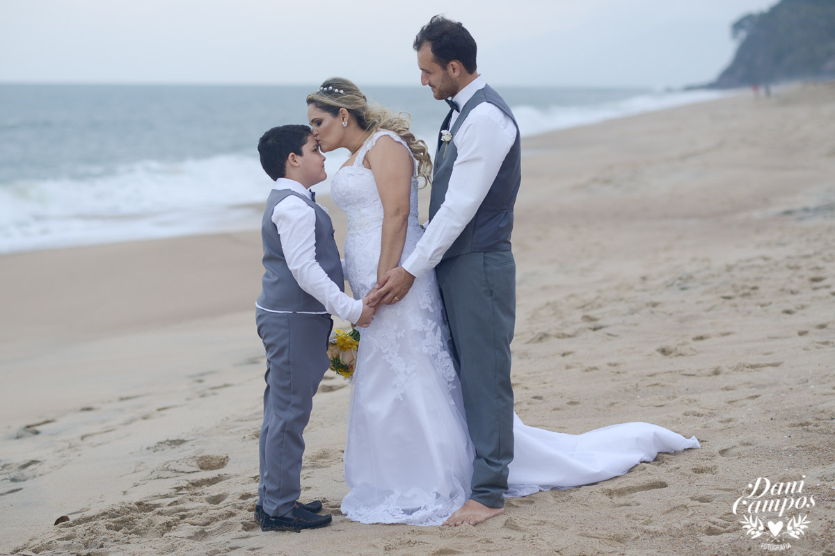 casamento na praia casar de dia fotografos no litoral caraguatuba ilha bela noiva noivo casar de dia casamento pe na areia