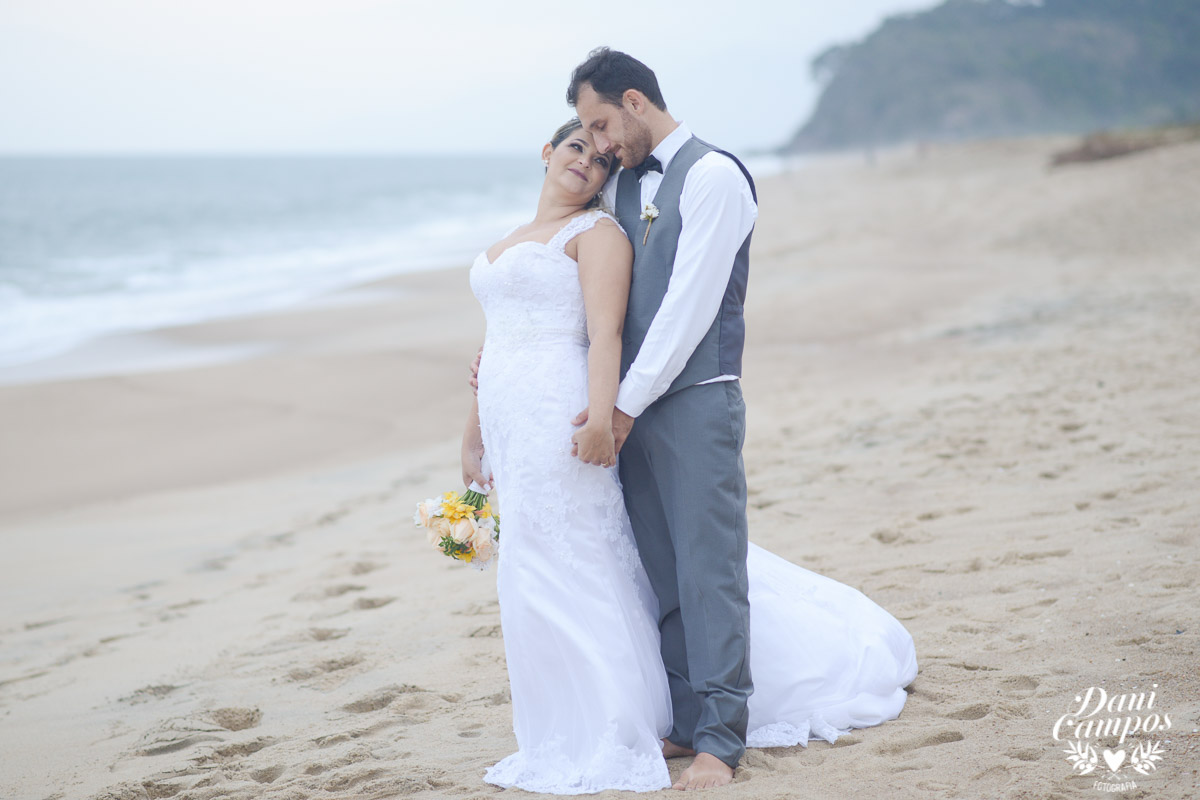 casamento na praia casar de dia fotografos no litoral caraguatuba ilha bela noiva noivo casar de dia casamento pe na areia