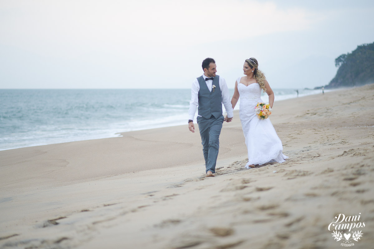 casamento na praia casar de dia fotografos no litoral caraguatuba ilha bela noiva noivo casar de dia casamento pe na areia