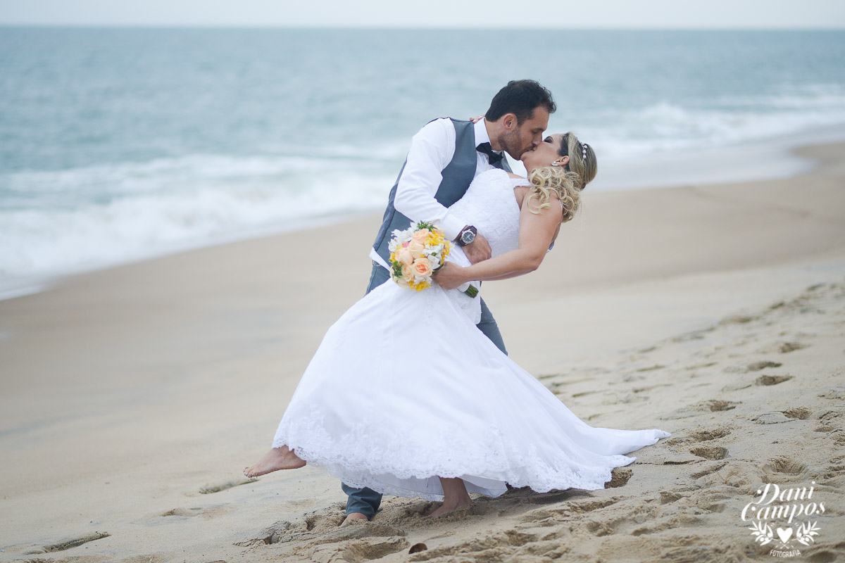 casamento na praia casar de dia fotografos no litoral caraguatuba ilha bela noiva noivo casar de dia casamento pe na areia