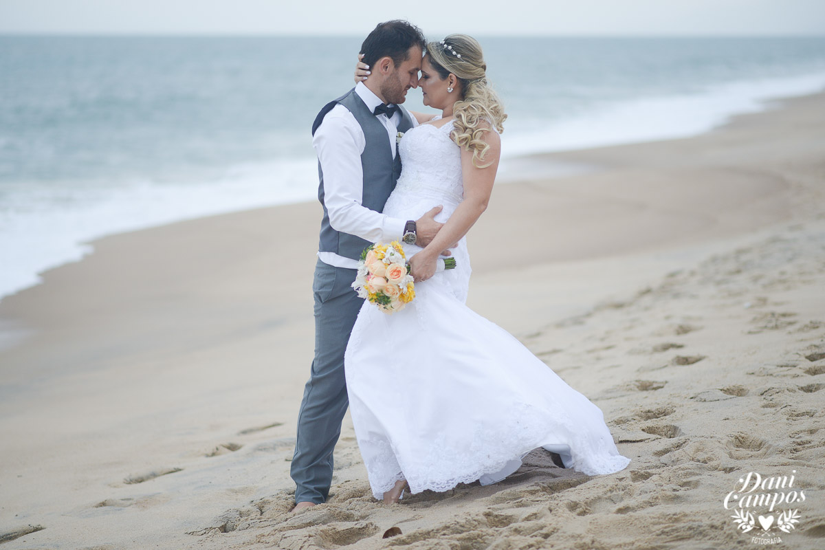 casamento na praia casar de dia fotografos no litoral caraguatuba ilha bela noiva noivo casar de dia casamento pe na areia