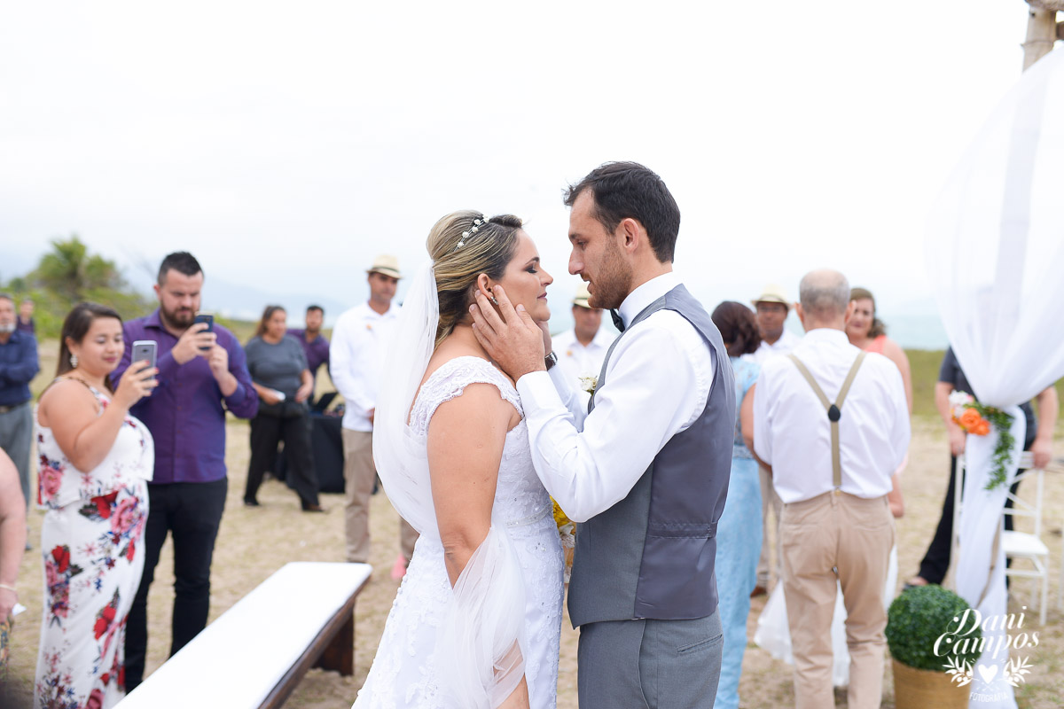 casamento na praia casar de dia fotografos no litoral caraguatuba ilha bela noiva noivo casar de dia casamento pe na areia