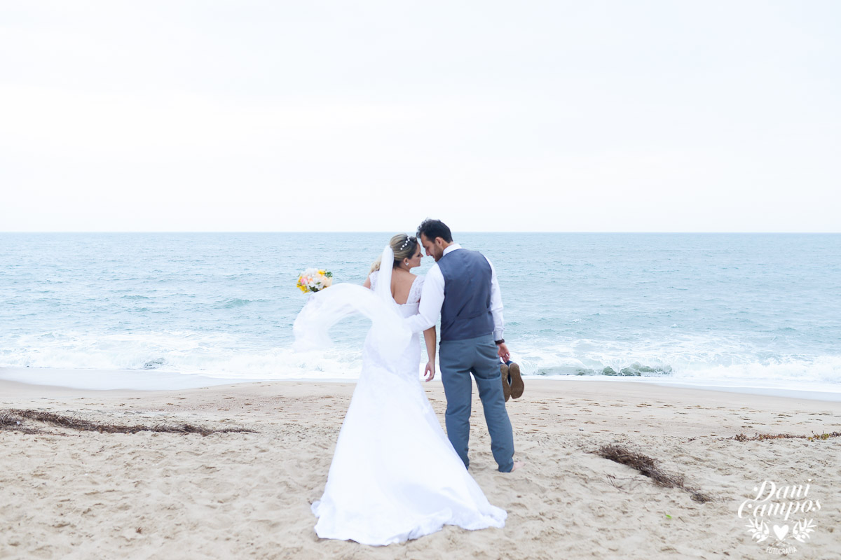 casamento na praia casar de dia fotografos no litoral caraguatuba ilha bela noiva noivo casar de dia casamento pe na areia