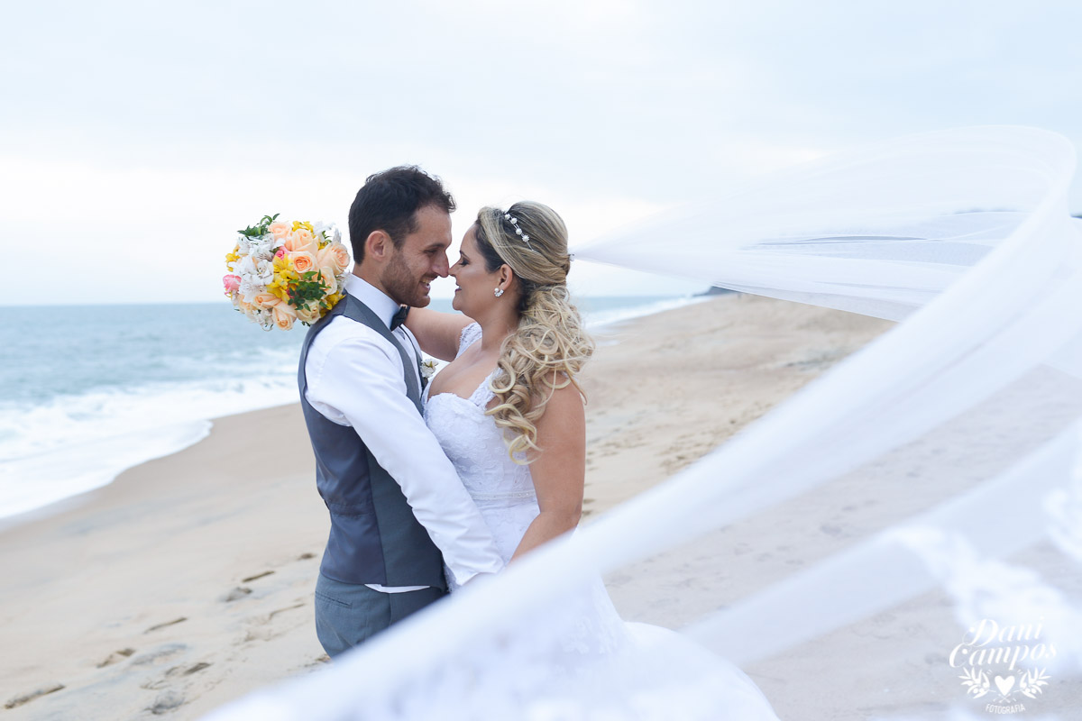casamento na praia casar de dia fotografos no litoral caraguatuba ilha bela noiva noivo casar de dia casamento pe na areia