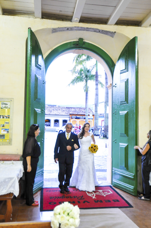 dani campos fotografa, fotografo de casamento, noiva , fotos making of da noiva, making of do noivo, fotos vestidos de noiva, terno, igreja matriz sao sebastiao - sp, fotografo litoral norte sao paulo, casamento de dia, casamento igreja, chuva de arroz, f