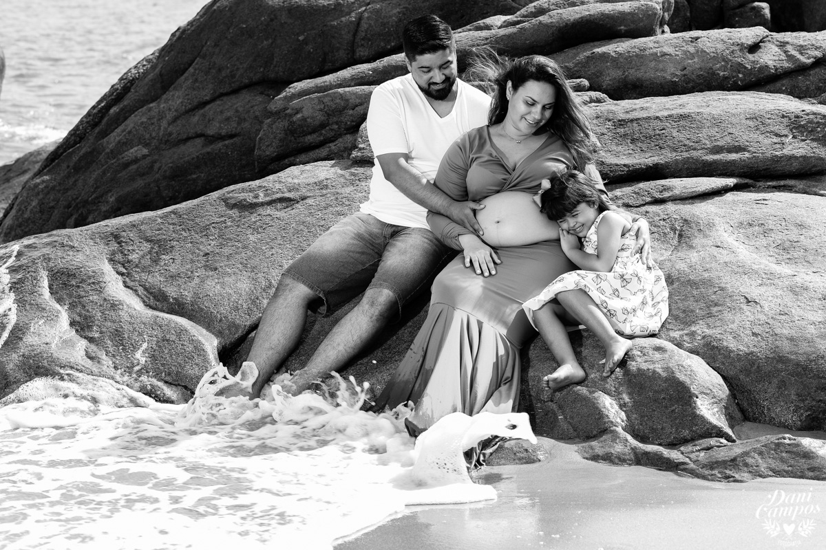 fotografia gestante gestante na praia ensaio fotografico gestante Ilha Bela fotografo no litoral norte dani campos fotografia