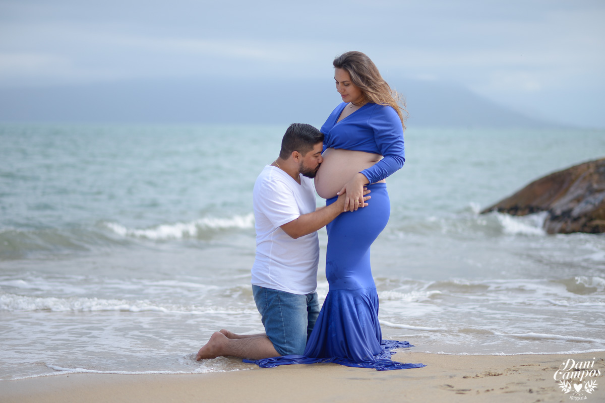 fotografia gestante gestante na praia ensaio fotografico gestante Ilha Bela fotografo no litoral norte dani campos fotografia