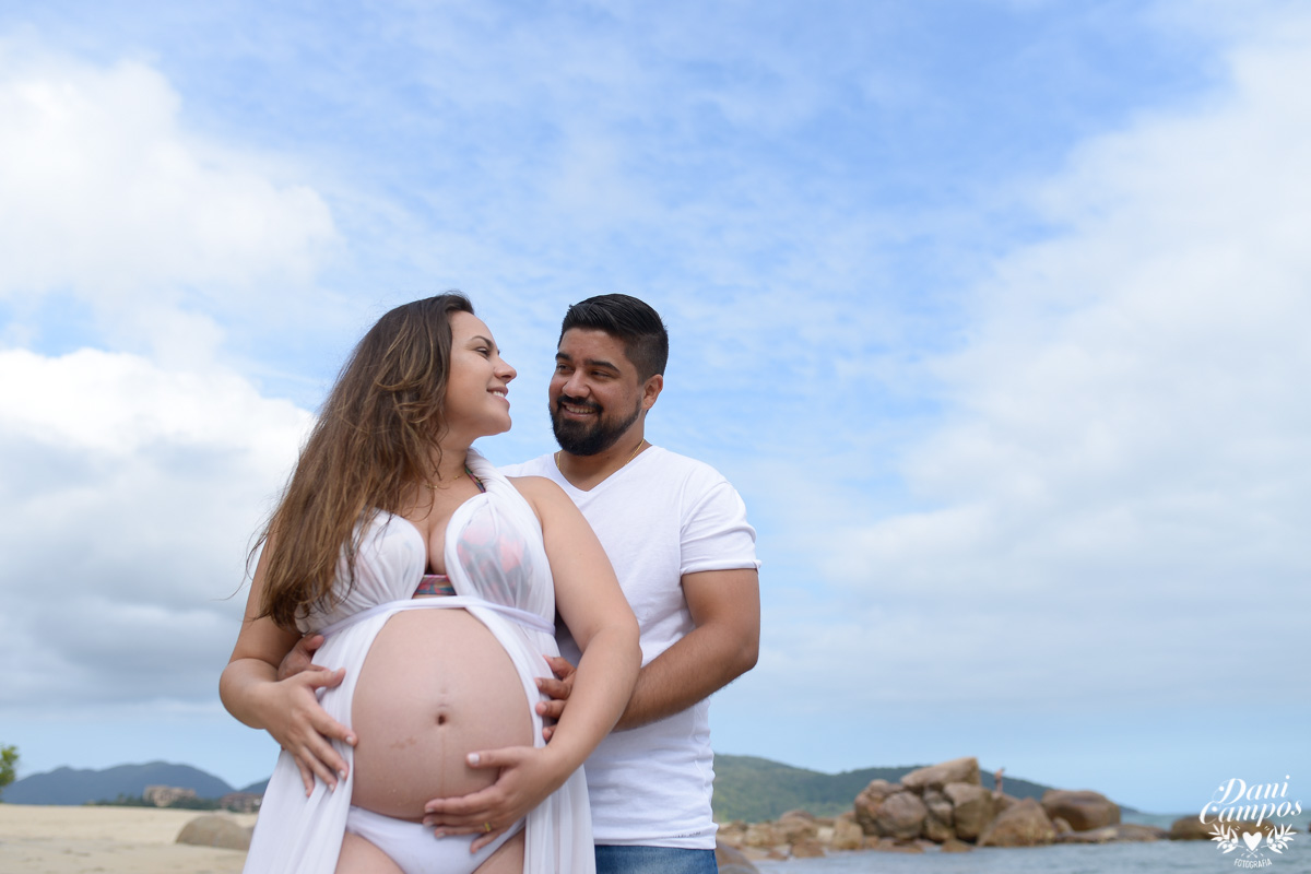 fotografia gestante gestante na praia ensaio fotografico gestante Ilha Bela fotografo no litoral norte dani campos fotografia