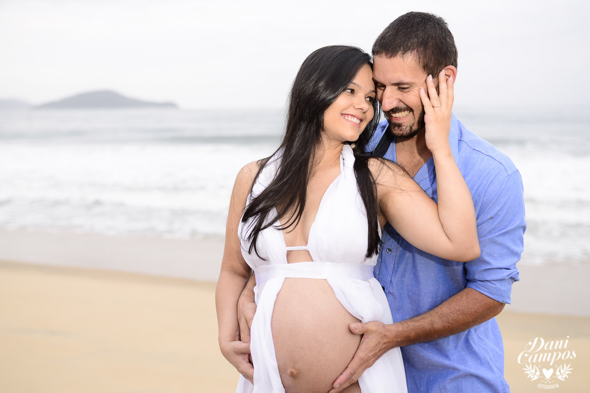 fotografia gestante na praia beach maternidade fotografos no litoral dani campos fotografia maternidade gravida mae de menina dogs base