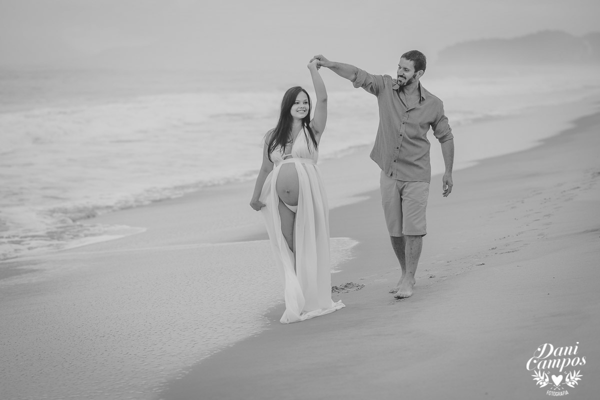 fotografia gestante na praia beach maternidade fotografos no litoral dani campos fotografia maternidade gravida mae de menina dogs base