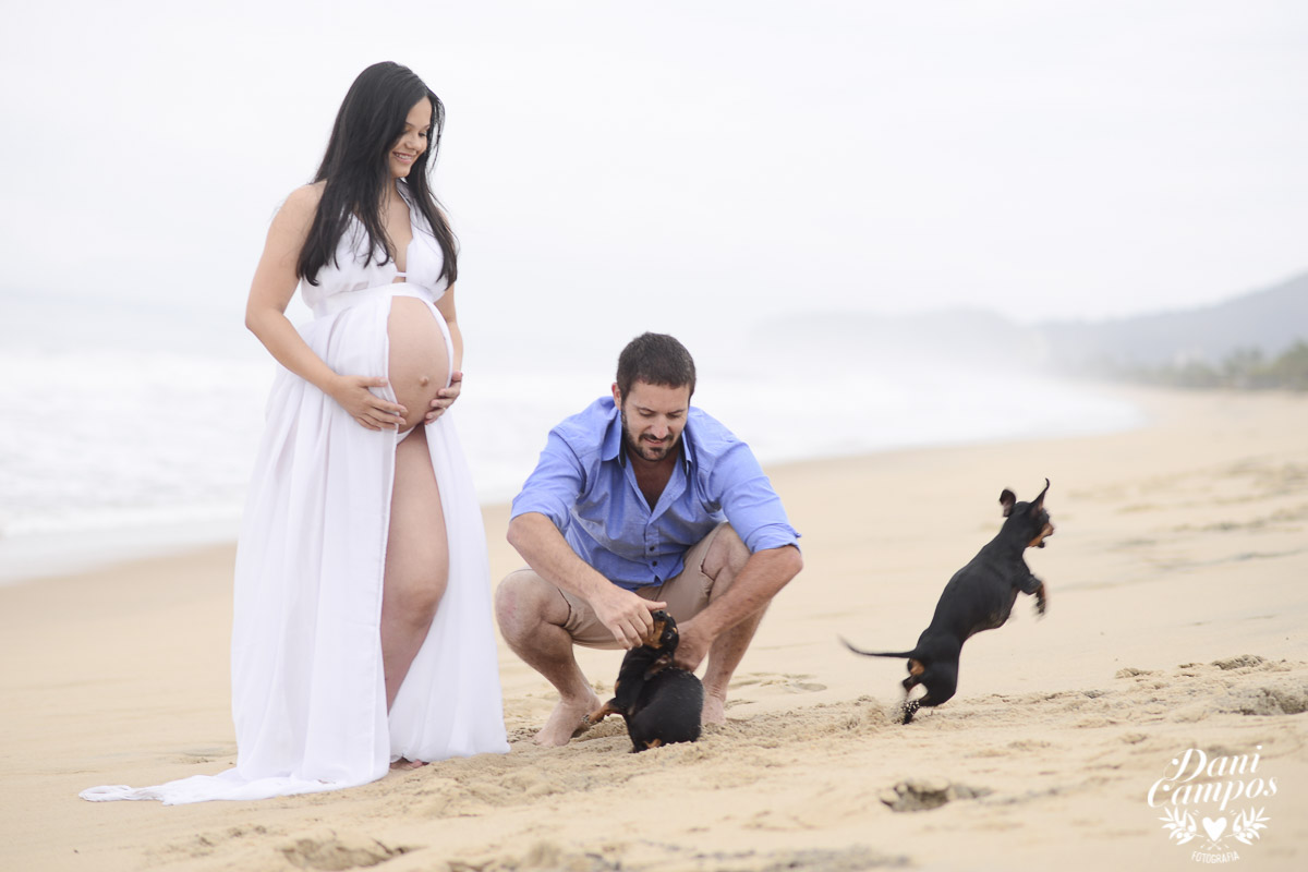 fotografia gestante na praia beach maternidade fotografos no litoral dani campos fotografia maternidade gravida mae de menina dogs base