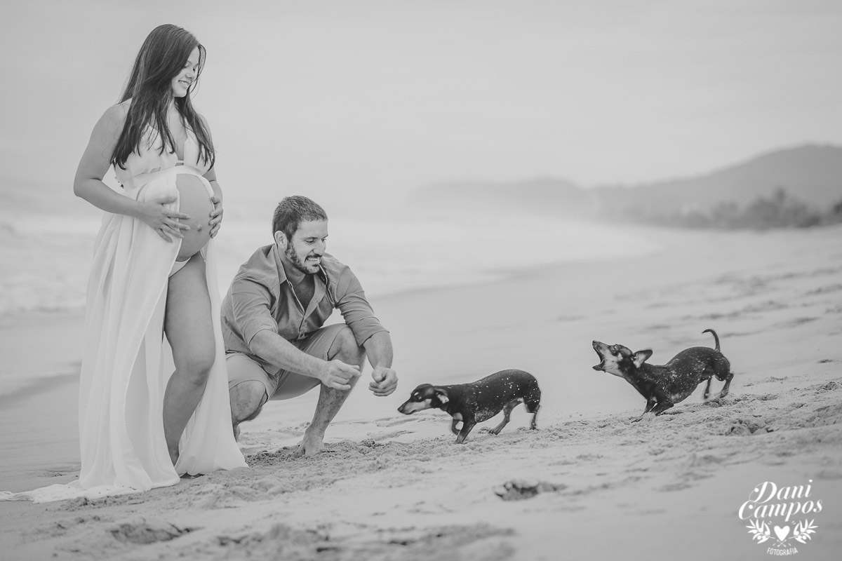 fotografia gestante na praia beach maternidade fotografos no litoral dani campos fotografia maternidade gravida mae de menina dogs base