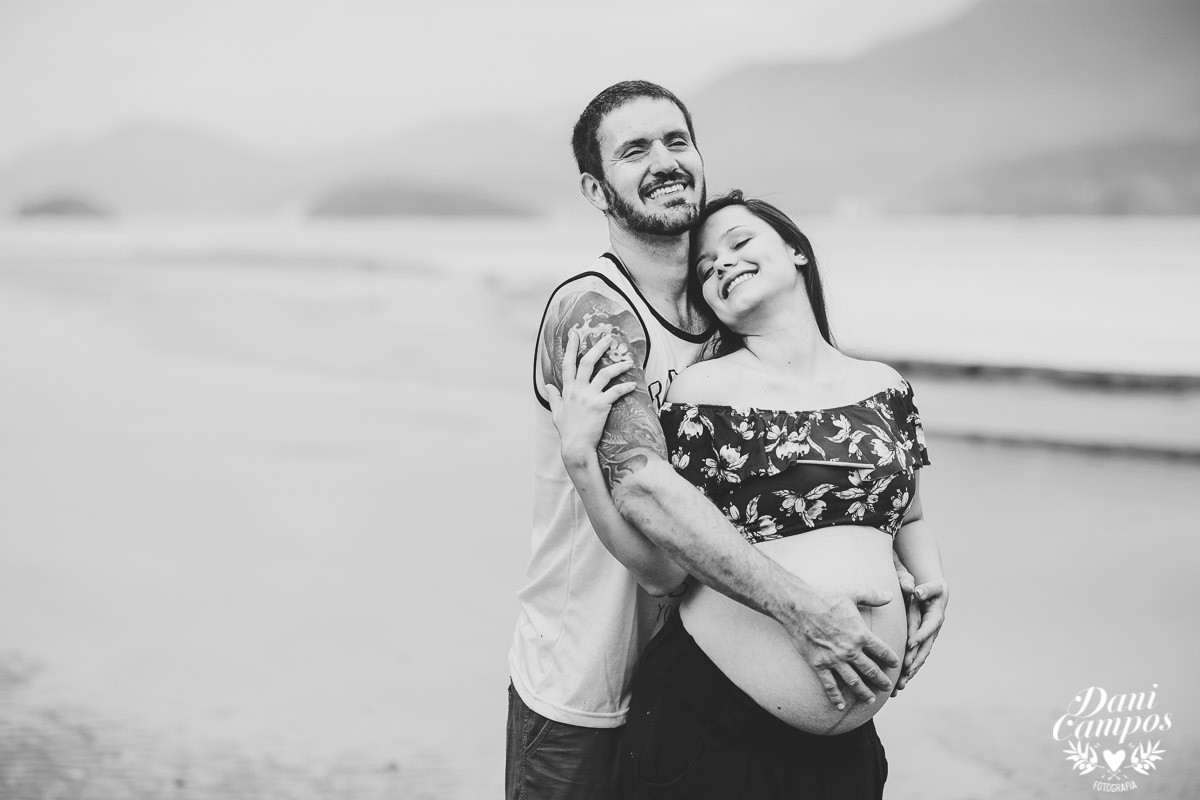fotografia gestante na praia beach maternidade fotografos no litoral dani campos fotografia maternidade gravida mae de menina dogs base