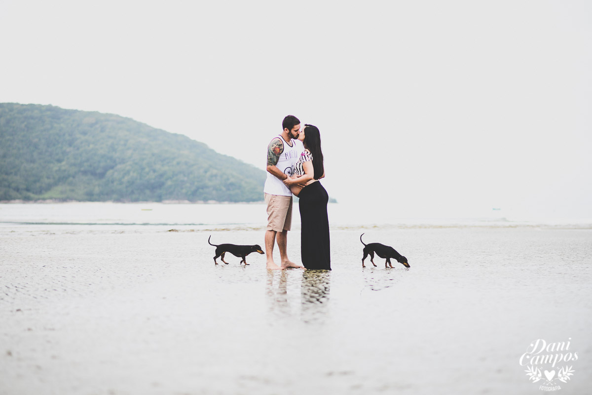 fotografia gestante na praia beach maternidade fotografos no litoral dani campos fotografia maternidade gravida mae de menina dogs base