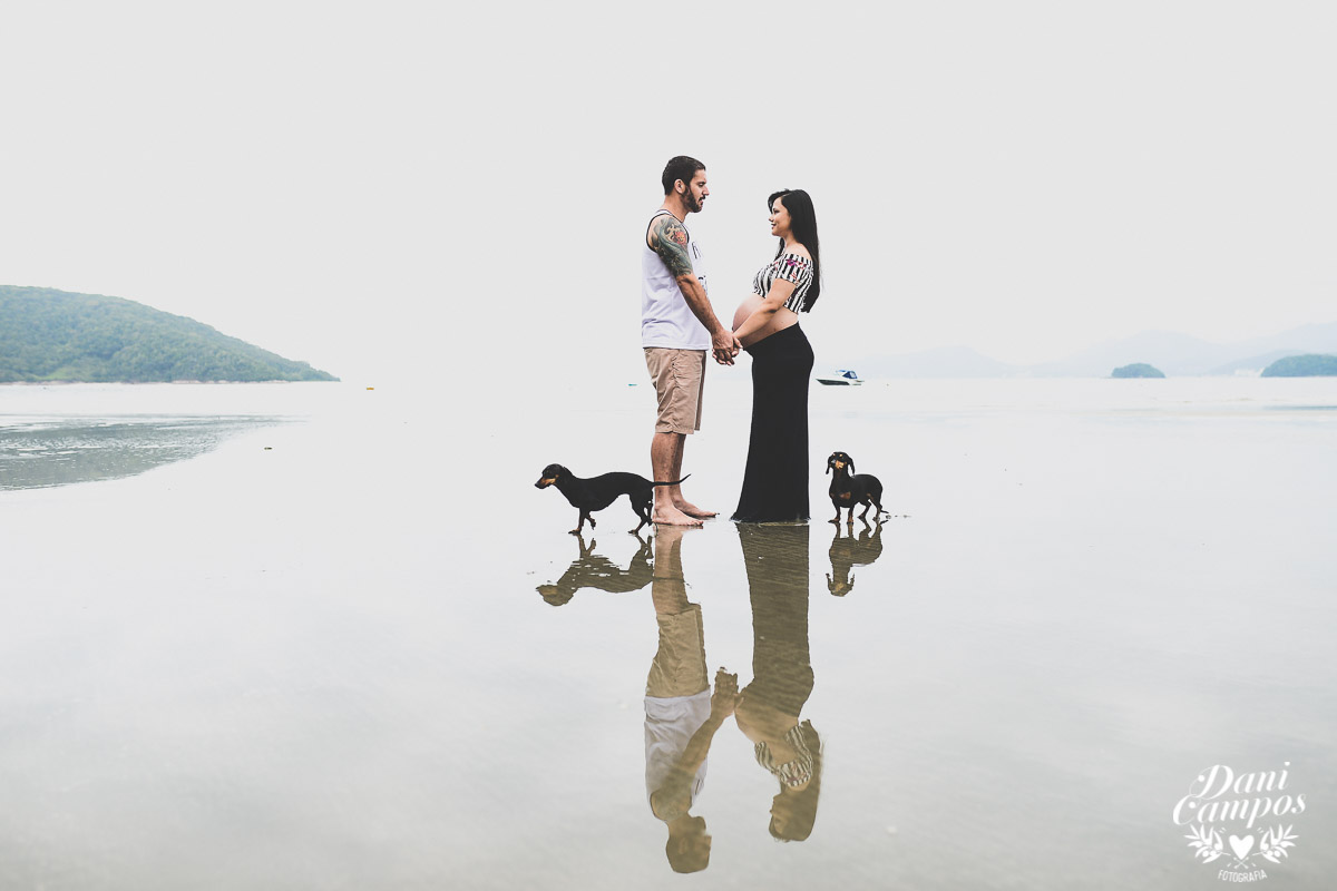 fotografia gestante na praia beach maternidade fotografos no litoral dani campos fotografia maternidade gravida mae de menina dogs base