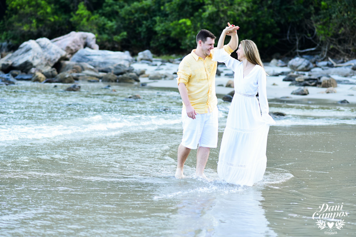 #fotoscasamento #prewedding #casamentonapraia #casarnapraia #destinationwedding #casamentonocampo #casarnocampo #makingof #casaremilhabela #casamentoemilhabela #fotografiadecasamento #casardedia #lapisdenoiva #chuvadearroz #casa28 #vilasalga #casadecanoa 