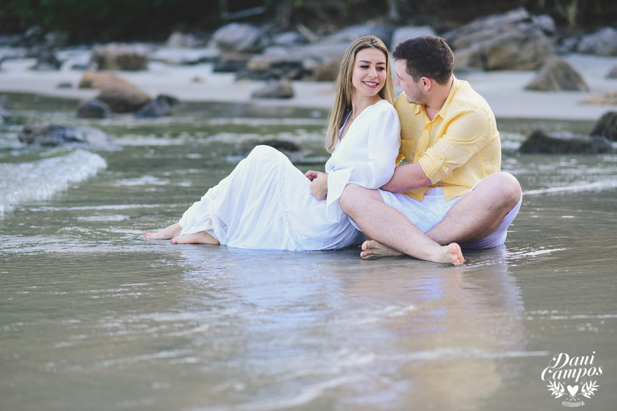 #fotoscasamento #prewedding #casamentonapraia #casarnapraia #destinationwedding #casamentonocampo #casarnocampo #makingof #casaremilhabela #casamentoemilhabela #fotografiadecasamento #casardedia #lapisdenoiva #chuvadearroz #casa28 #vilasalga #casadecanoa 
