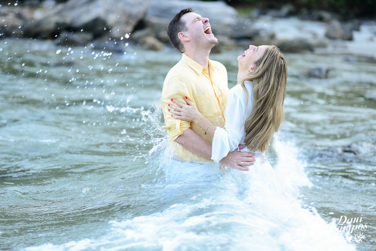 #fotoscasamento #prewedding #casamentonapraia #casarnapraia #destinationwedding #casamentonocampo #casarnocampo #makingof #casaremilhabela #casamentoemilhabela #fotografiadecasamento #casardedia #lapisdenoiva #chuvadearroz #casa28 #vilasalga #casadecanoa 