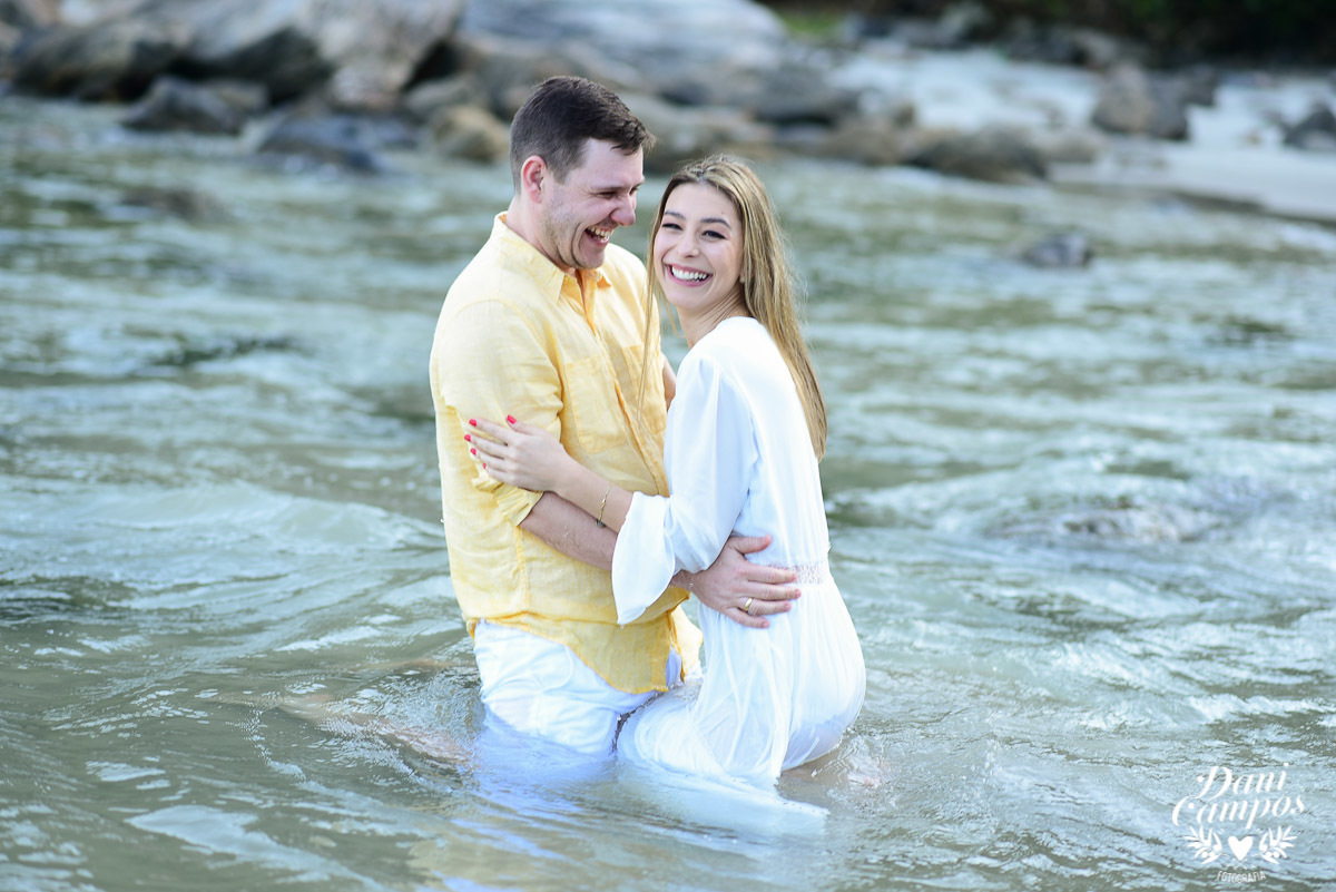 #fotoscasamento #prewedding #casamentonapraia #casarnapraia #destinationwedding #casamentonocampo #casarnocampo #makingof #casaremilhabela #casamentoemilhabela #fotografiadecasamento #casardedia #lapisdenoiva #chuvadearroz #casa28 #vilasalga #casadecanoa 