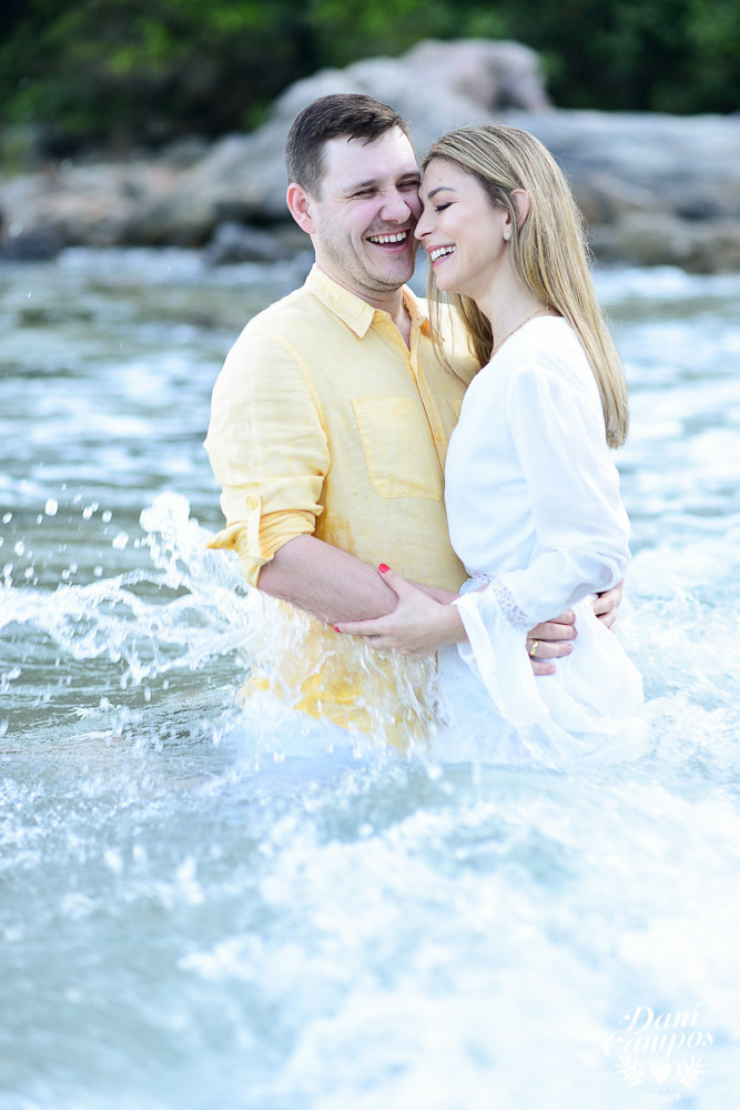 #fotoscasamento #prewedding #casamentonapraia #casarnapraia #destinationwedding #casamentonocampo #casarnocampo #makingof #casaremilhabela #casamentoemilhabela #fotografiadecasamento #casardedia #lapisdenoiva #chuvadearroz #casa28 #vilasalga #casadecanoa 