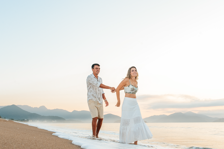 pre wedding na praia ensaio fotografico na praia nascer do sol fotografo no litoral