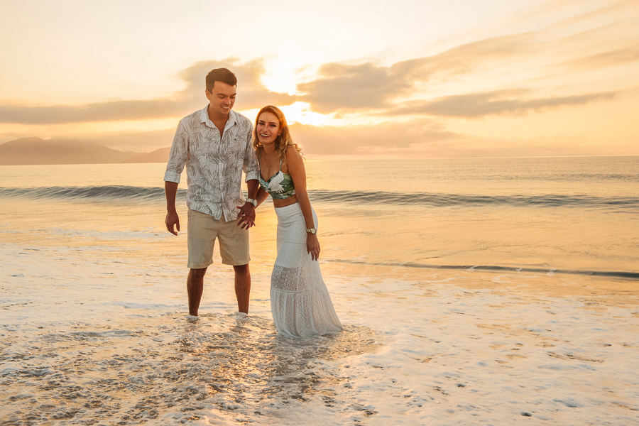 pre wedding na praia ensaio fotografico na praia nascer do sol fotografo no litoral