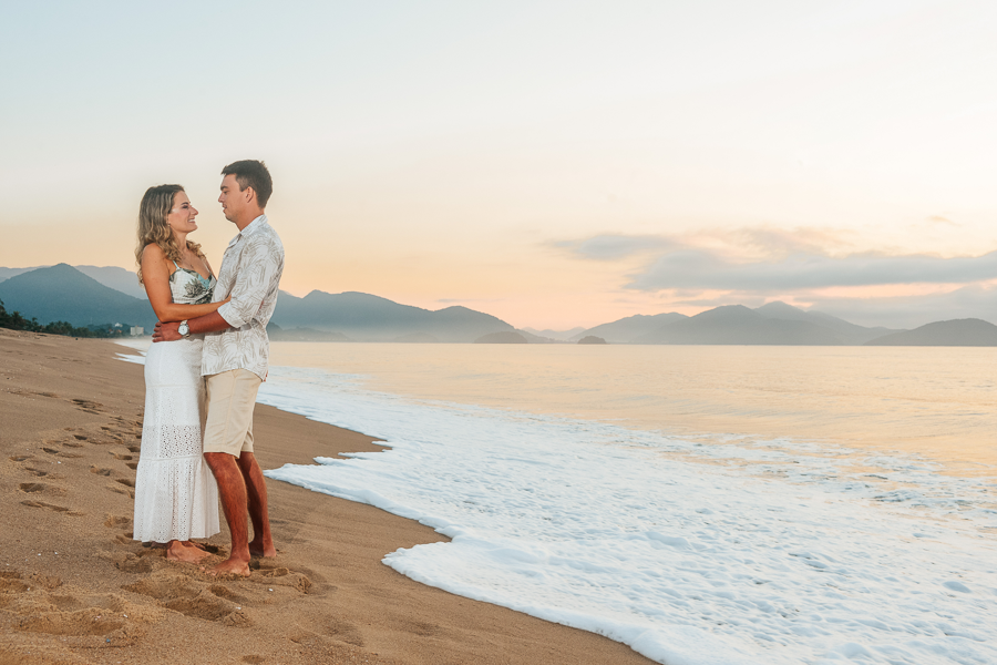 pre wedding na praia ensaio fotografico na praia nascer do sol fotografo no litoral