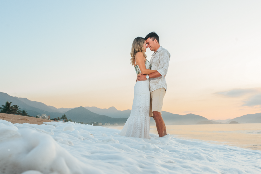 pre wedding na praia ensaio fotografico na praia nascer do sol fotografo no litoral