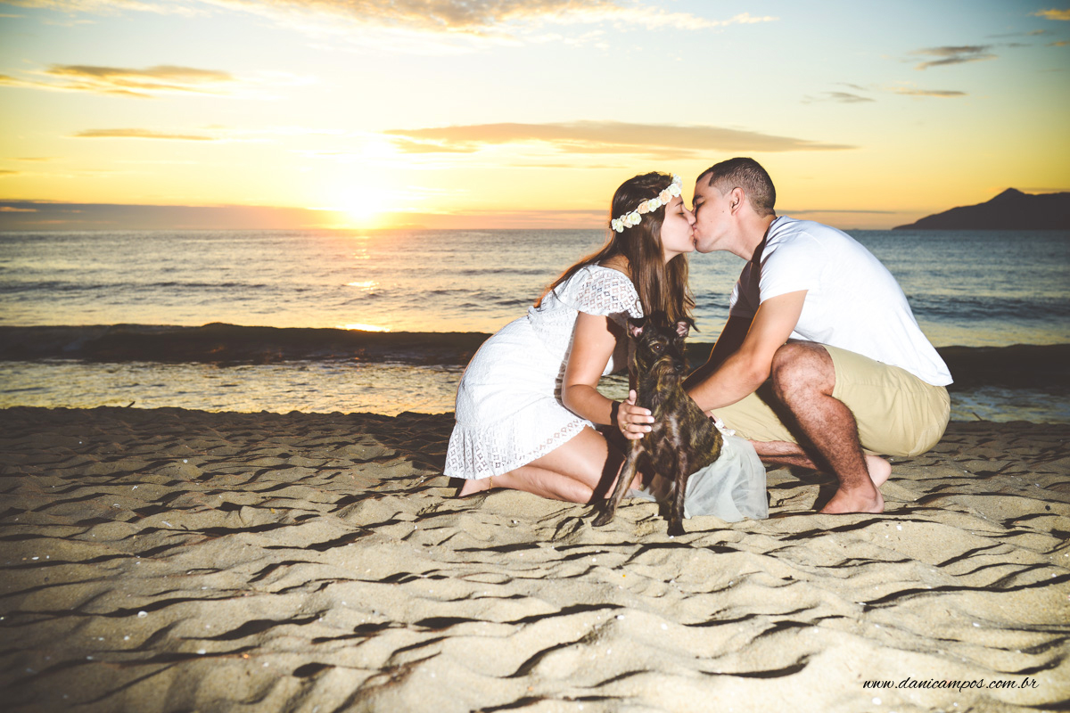 dani campos fotografia, casamento na praia, ensaio casaamento, pre wedding, fotografos no litoral, Caraguatatuba, Ilha Bela, nascer do sol, dog, casar na praia