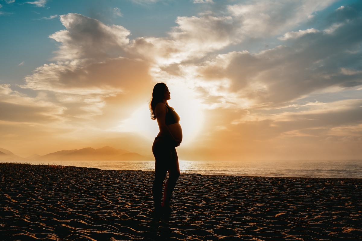 gestante na praia nascer do sol fotografia gestante ensaio fotografico no litoral fotografo de gestante